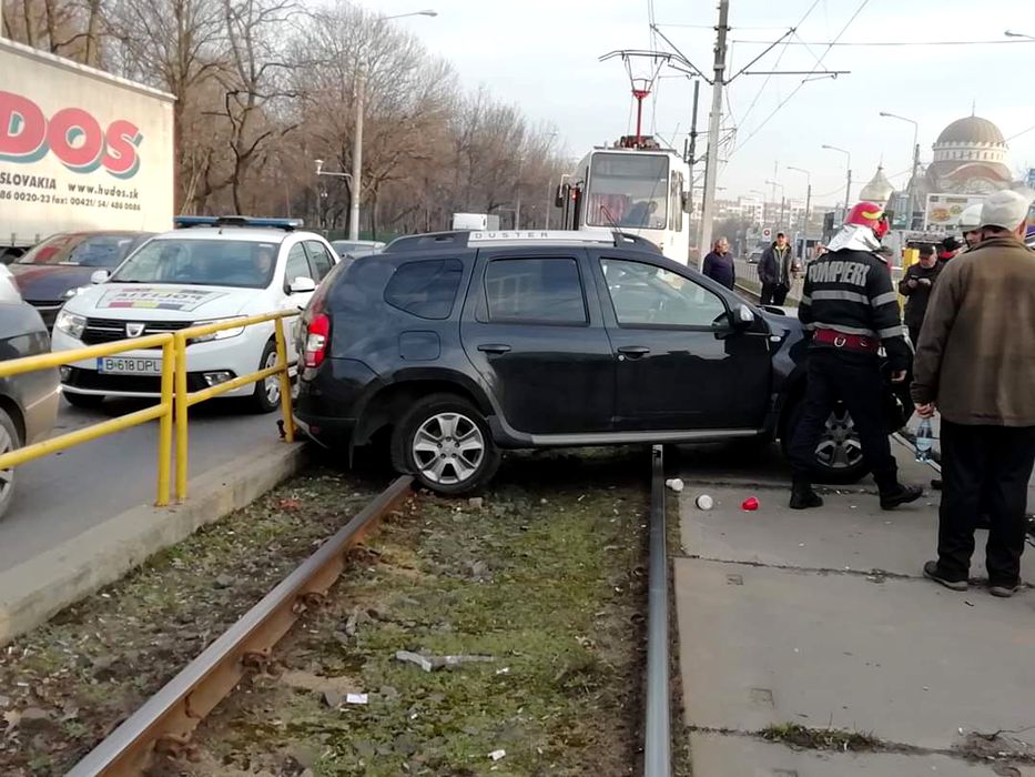 O șoferiță de Dacia Duster a produs haos în București. A ajuns cu mașina pe linia de tramvai