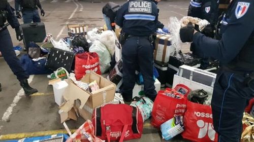 Franţa: Transport ilegal de mărfuri din România şi Moldova, interceptat la Nisa. Au fost distruse 1,2 tone de alimente, confiscate sute de pachete de ţigări şi de litri de alcool