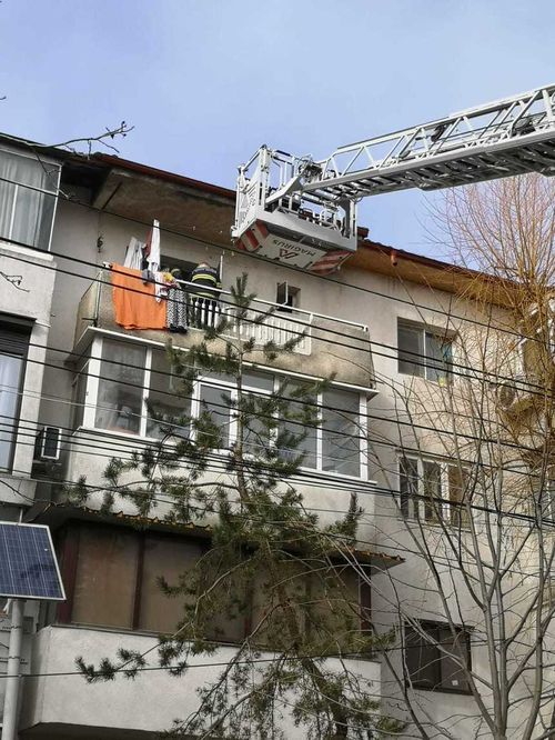 Vrancea: O femeie a fost închisă pe balcon de nepotul în vârstă de trei ani / Pompierii au intrat în apartamentul situat la etajul al treilea pe geamul de la baie / Copilul, încântat de desfăşurarea de forţe, a aplaudat la finalul operaţiunii