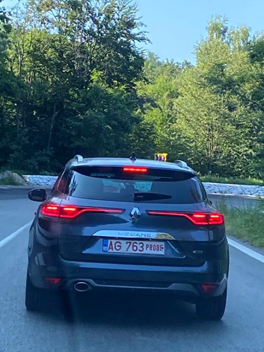 Ce mașină testează Renault în România? Șoferii au crezut că au dat nas în nas cu viitoarea Dacia Logan