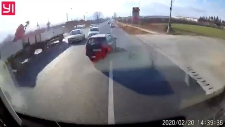 Depășire criminală pe drumul dinspre Târgu Frumos spre Iași! Un șofer a evitat impactul frontal în ultima secundă (VIDEO)